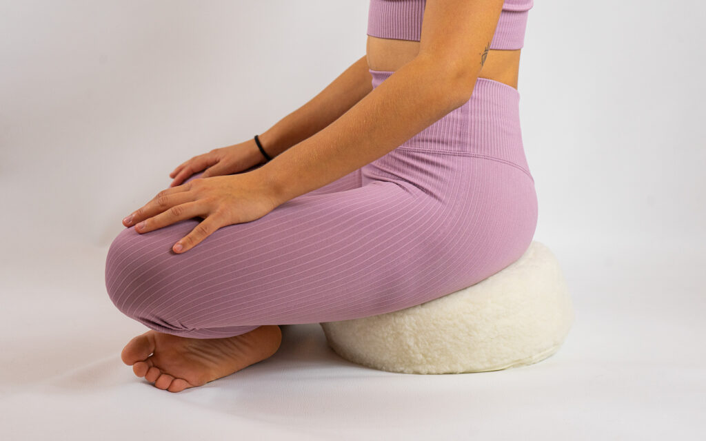 femme yogi assise sur coussin méditation laine-my shop yoga